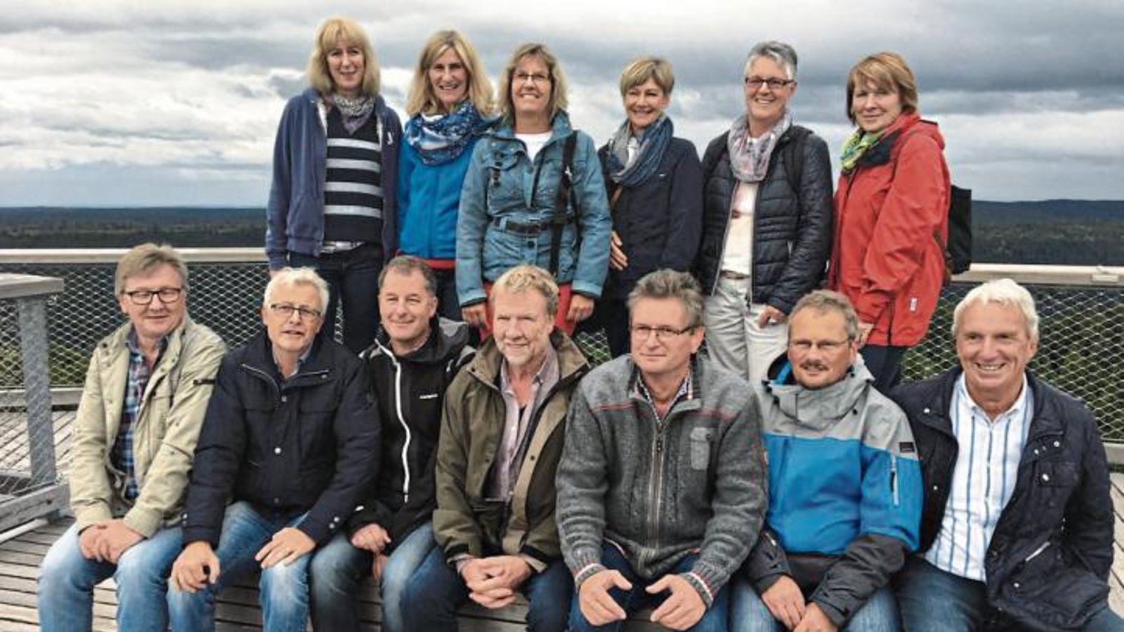 Die Tennis-Herren und ihren Ehefrauen in luftiger Höhe des Baumwipfelpfades.  Foto: p Die Tennis-Herren und ihren Ehefrauen in luftiger Höhe des Baumwipfelpfades.  Foto: p