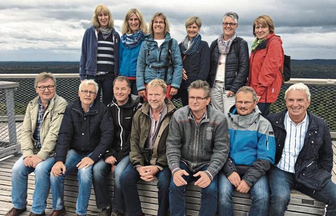 Die Tennis-Herren und ihren Ehefrauen in luftiger Höhe des Baumwipfelpfades.  Foto: p