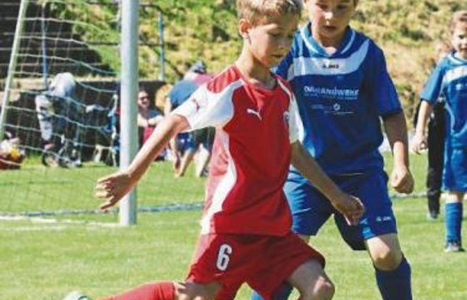 Wiernsheims Emil Götz (links) kämpft mit Mattias Höpfler vom FCG um den Ball.  Foto: Küppers