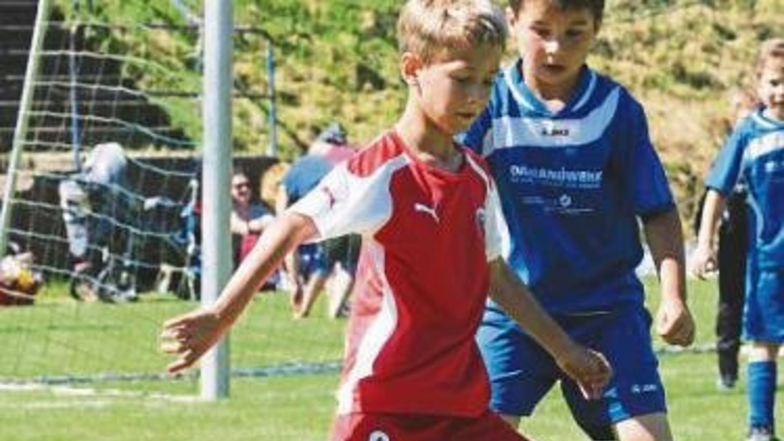 Wiernsheims Emil Götz (links) kämpft mit Mattias Höpfler vom FCG um den Ball. Foto: Küppers Wiernsheims Emil Götz (links) kämpft mit Mattias Höpfler vom FCG um den Ball. Foto: Küppers