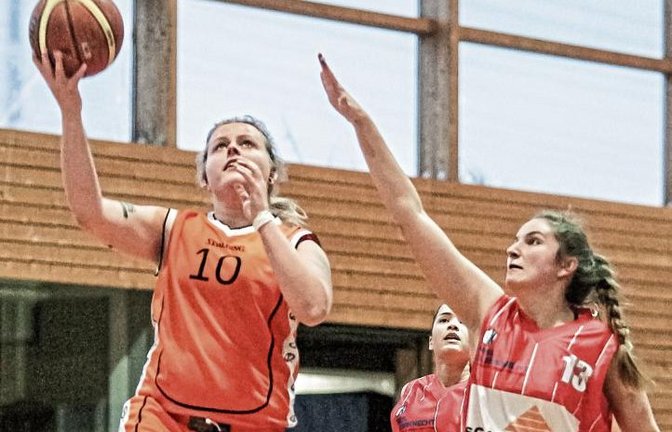 Melanie Binder (links) kommt für die BSG Vaihingen/Sachsenheim frei zum Wurf. Foto: Simecek