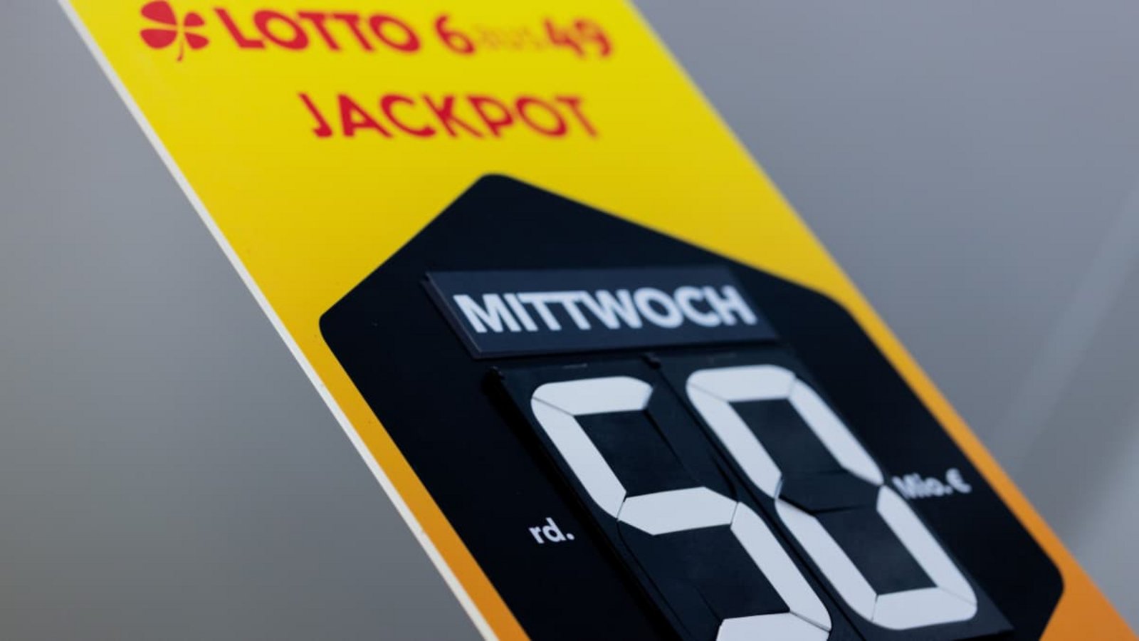 Ein Plakat weist in einem Kiosk auf den 50 Millionen Euro Lotto-Jackpot „6aus49“. Im Lotto „6aus49“ liegen weiterhin 50 Millionen Euro im Jackpot der Gewinnklasse 1. Das ist Rekord.Rolf Vennenbernd/dpa Ein Plakat weist in einem Kiosk auf den 50 Millionen Euro Lotto-Jackpot „6aus49“. Im Lotto „6aus49“ liegen weiterhin 50 Millionen Euro im Jackpot der Gewinnklasse 1. Das ist Rekord.Rolf Vennenbernd/dpa