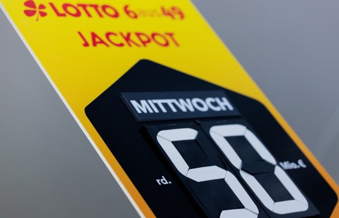 Ein Plakat weist in einem Kiosk auf den 50 Millionen Euro Lotto-Jackpot „6aus49“. Im Lotto „6aus49“ liegen weiterhin 50 Millionen Euro im Jackpot der Gewinnklasse 1. Das ist Rekord.<span class='image-autor'>Rolf Vennenbernd/dpa</span>