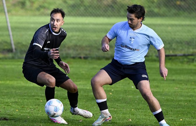 Joni Rodrigues Marques (links) von der SGM Riexingen hat im Spitzenspiel der Kreisliga B 6 gegen Juri Grinko und die SGM Gündelbach/Häfnerhaslach alles im Griff. <span class='image-autor'>Foto: Leitner</span>