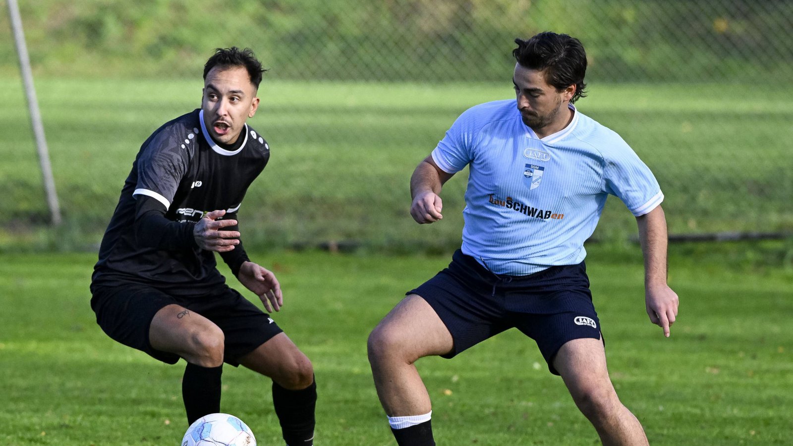 Joni Rodrigues Marques (links) von der SGM Riexingen hat im Spitzenspiel der Kreisliga B 6 gegen Juri Grinko und die SGM Gündelbach/Häfnerhaslach alles im Griff. Foto: Leitner Joni Rodrigues Marques (links) von der SGM Riexingen hat im Spitzenspiel der Kreisliga B 6 gegen Juri Grinko und die SGM Gündelbach/Häfnerhaslach alles im Griff. Foto: Leitner