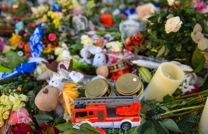 Nach der Attacke auf den Weihnachtsmarkt war vor dem Portal der Johanniskirche von der Stadt Magdeburg ein Gedenkort eingerichtet worden.<span class='image-autor'>Foto: picture alliance/dpa/Klaus-Dietmar Gabbert</span>