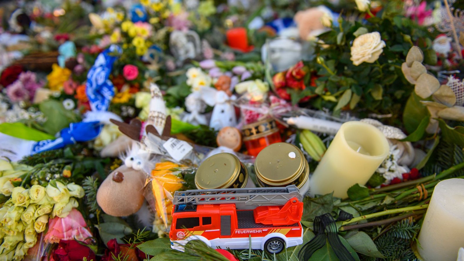 Nach der Attacke auf den Weihnachtsmarkt war vor dem Portal der Johanniskirche von der Stadt Magdeburg ein Gedenkort eingerichtet worden.Foto: picture alliance/dpa/Klaus-Dietmar Gabbert Nach der Attacke auf den Weihnachtsmarkt war vor dem Portal der Johanniskirche von der Stadt Magdeburg ein Gedenkort eingerichtet worden.Foto: picture alliance/dpa/Klaus-Dietmar Gabbert