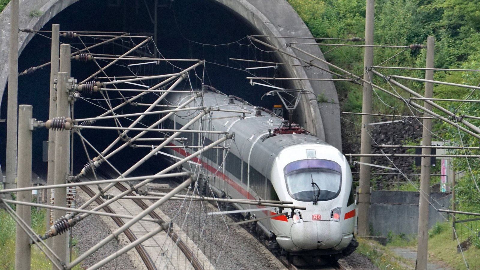 Unbekannte haben Kabel an Bahnstrecken zerstört. (Symbolbild)Foto: IMAGO/Martin Wagner/IMAGO Unbekannte haben Kabel an Bahnstrecken zerstört. (Symbolbild)Foto: IMAGO/Martin Wagner/IMAGO