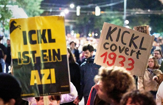 Wenige Tage nach der Österreichischen Nationalratswahl protestieren  Tausende  in der Wiener Innenstadt  gegen eine Regierungsbeteiligung der FPÖ.<span class='image-autor'>Foto: imago/photonews.at//Georges Schneider</span>