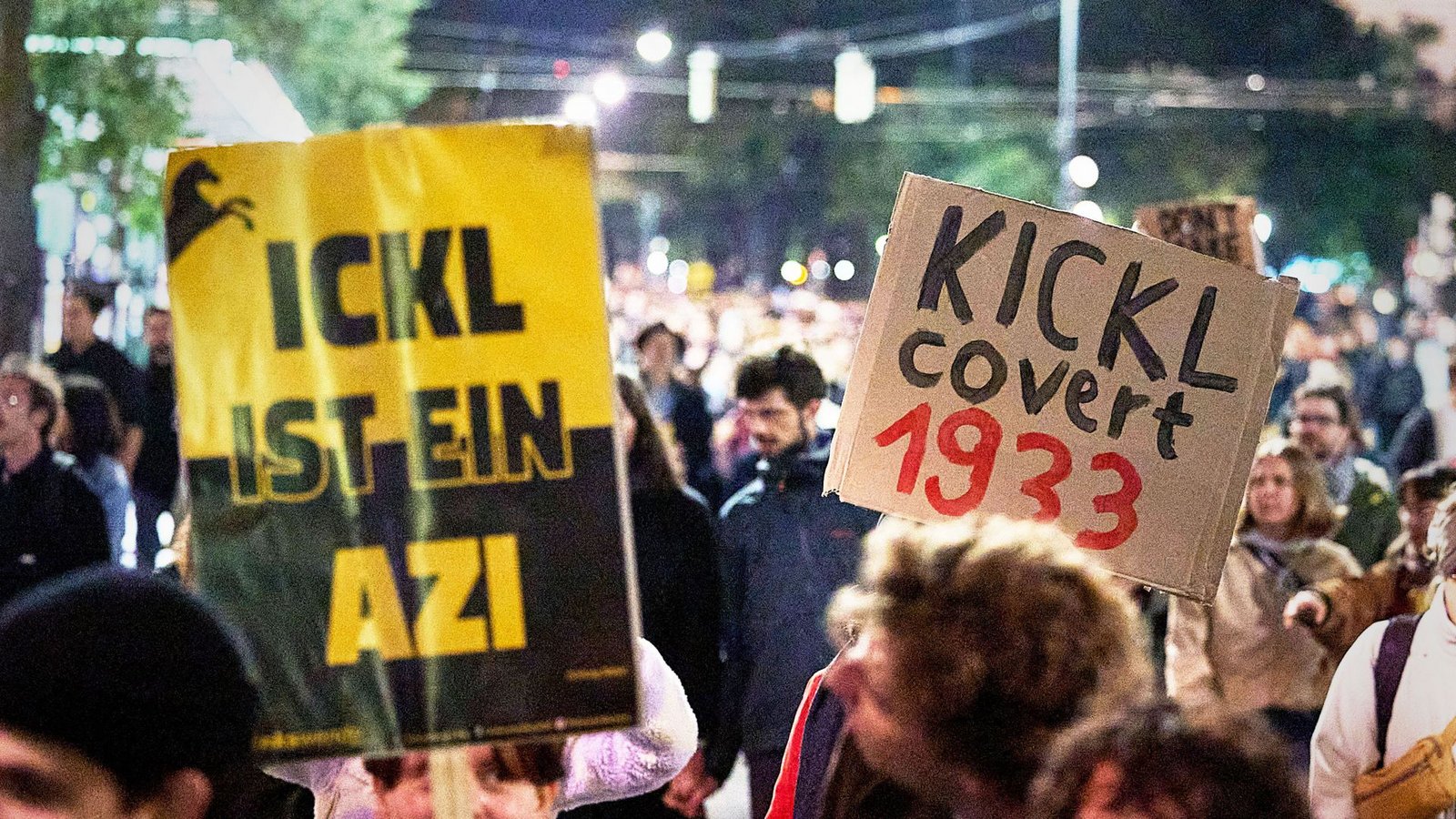 Wenige Tage nach der Österreichischen Nationalratswahl protestieren Tausende in der Wiener Innenstadt gegen eine Regierungsbeteiligung der FPÖ.Foto: imago/photonews.at//Georges Schneider Wenige Tage nach der Österreichischen Nationalratswahl protestieren Tausende in der Wiener Innenstadt gegen eine Regierungsbeteiligung der FPÖ.Foto: imago/photonews.at//Georges Schneider