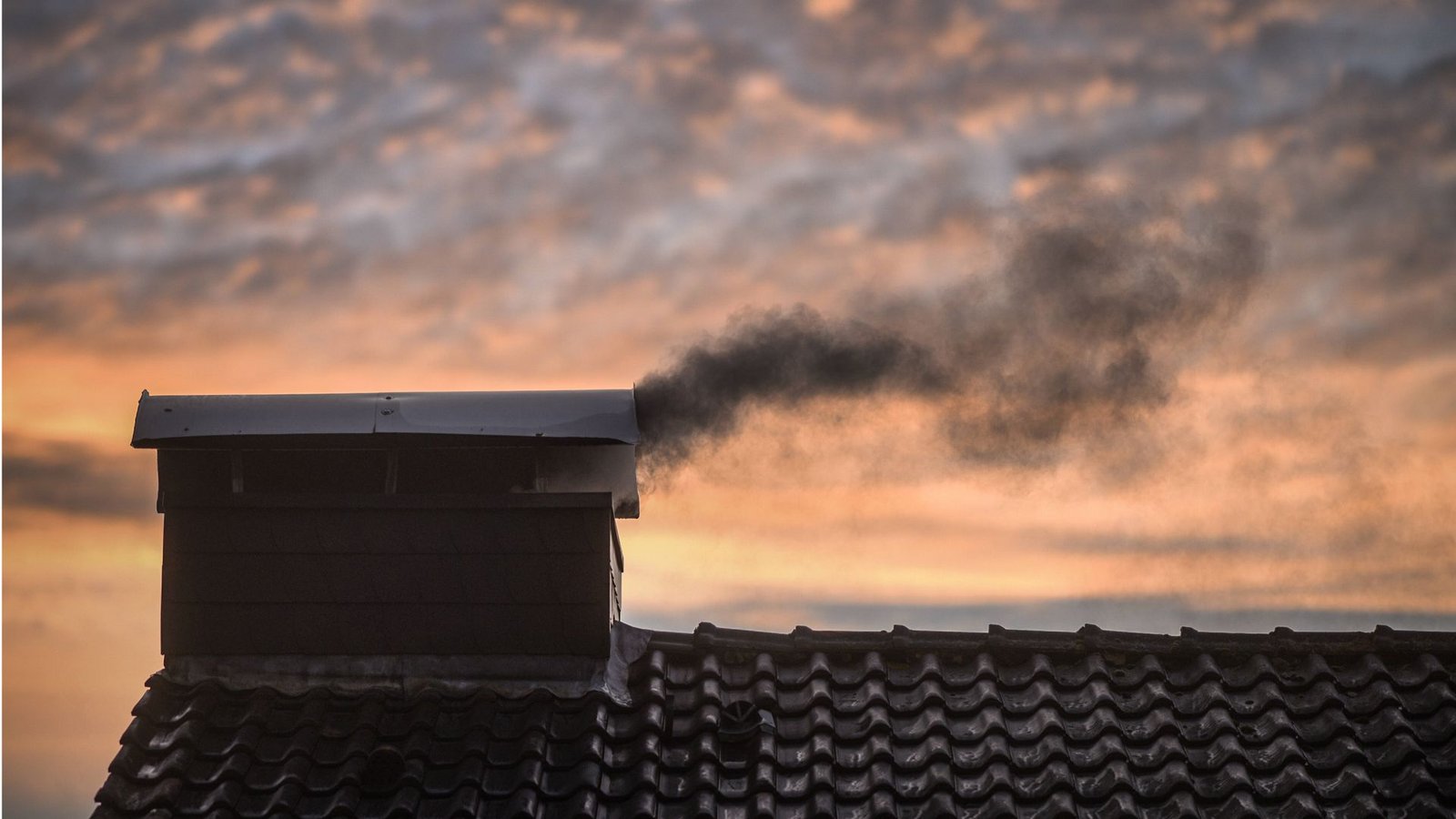 Schwarzer Rauch dringt im Winter aus dem Schornstein eines Wohnhauses.Foto: Imago/Markus van Offern Schwarzer Rauch dringt im Winter aus dem Schornstein eines Wohnhauses.Foto: Imago/Markus van Offern
