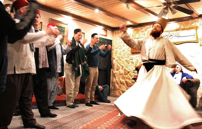 Abdul Rahim, der früher Andreas hieß,  verwandelt sich  zum Derwisch und führt den meditativen Drehtanz auf.<span class='image-autor'>Foto: Uli Fricker</span>