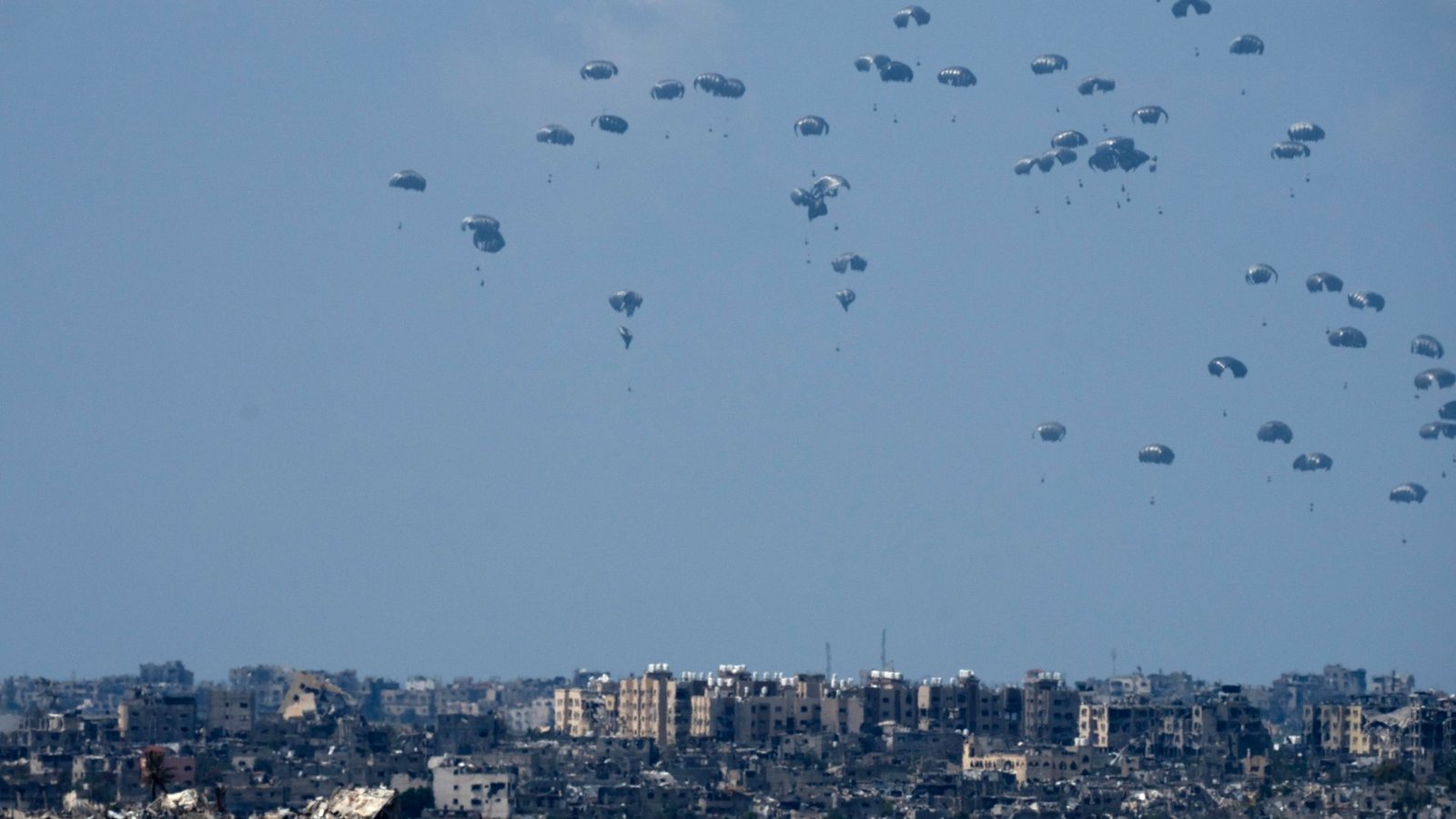 Deutschland will die Menschen in Gaza zusammen mit Jordanien aus der Luft versorgen. (Archivbild)Foto: Maya Alleruzzo/AP/dpa