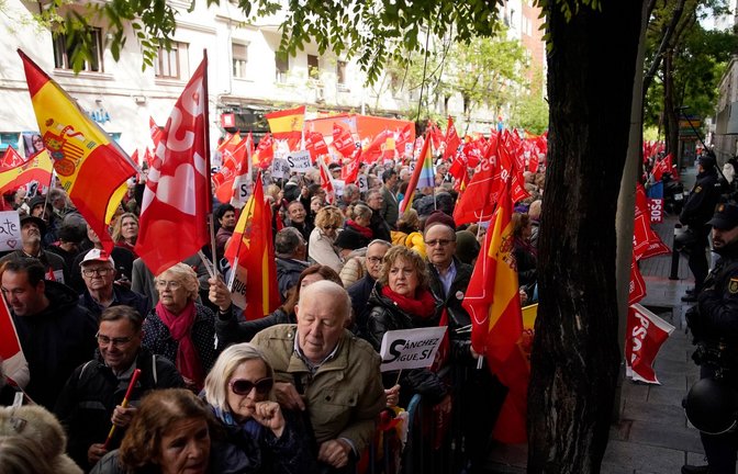 Gegen einen möglichen Rücktritt: Anhänger des spanischen Ministerpräsidenten Pedro Sánchez versammeln sich während einer Demonstration vor der Parteizentrale der PSOE.<span class='image-autor'>Foto: Andrea Comas/AP/dpa</span>