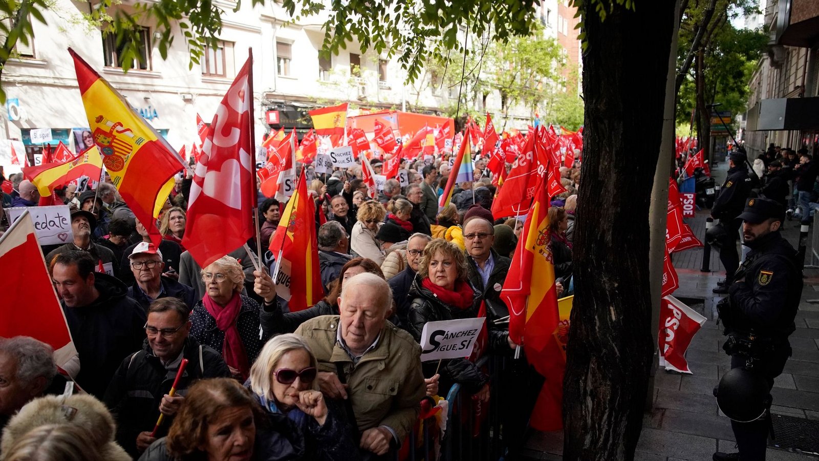 Gegen einen möglichen Rücktritt: Anhänger des spanischen Ministerpräsidenten Pedro Sánchez versammeln sich während einer Demonstration vor der Parteizentrale der PSOE.Foto: Andrea Comas/AP/dpa