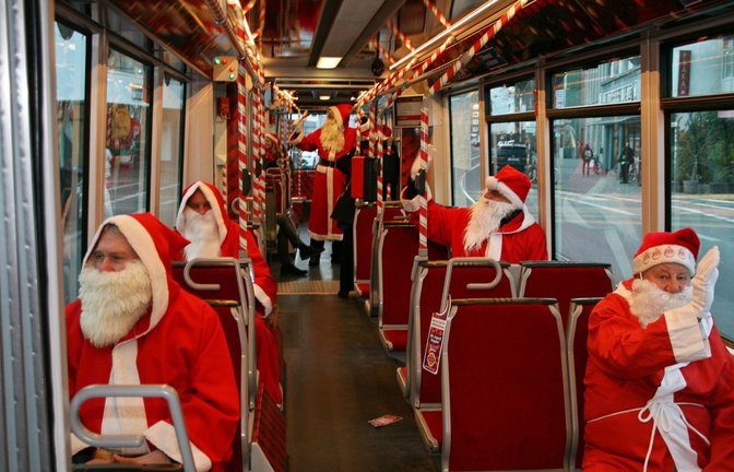 Bremer Weihnachtsmänner fahren eine erste Runde mit der Weihnachtsbahn zum Rathaus.<span class='image-autor'>Foto: Kai Moorschlatt/dpa</span>