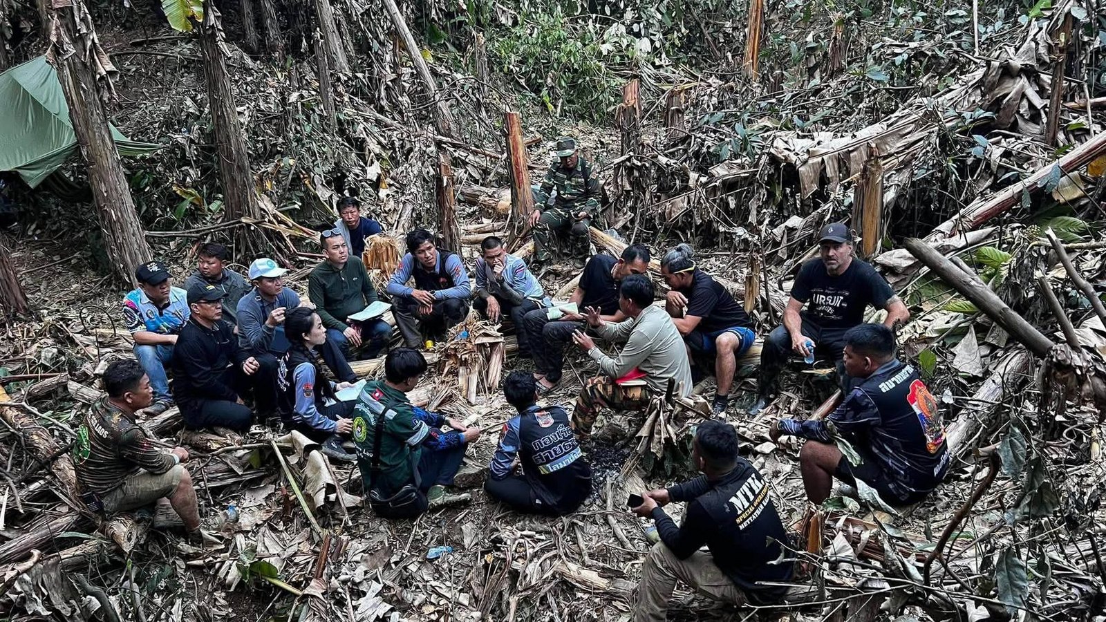 Die Arbeit der Retter ist sehr kompliziert und gefährlich.Foto: Uncredited/Metta Tham Rescue Kalasin/AP/dpa Die Arbeit der Retter ist sehr kompliziert und gefährlich.Foto: Uncredited/Metta Tham Rescue Kalasin/AP/dpa