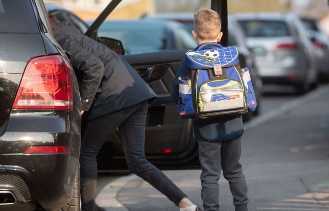 Schnell aus dem Auto – rein in die Schule. An deutschen Schulen ein manchmal problematischer Alltag.<span class='image-autor'>Foto: Marijan Murat/dpa/Marijan Murat</span>