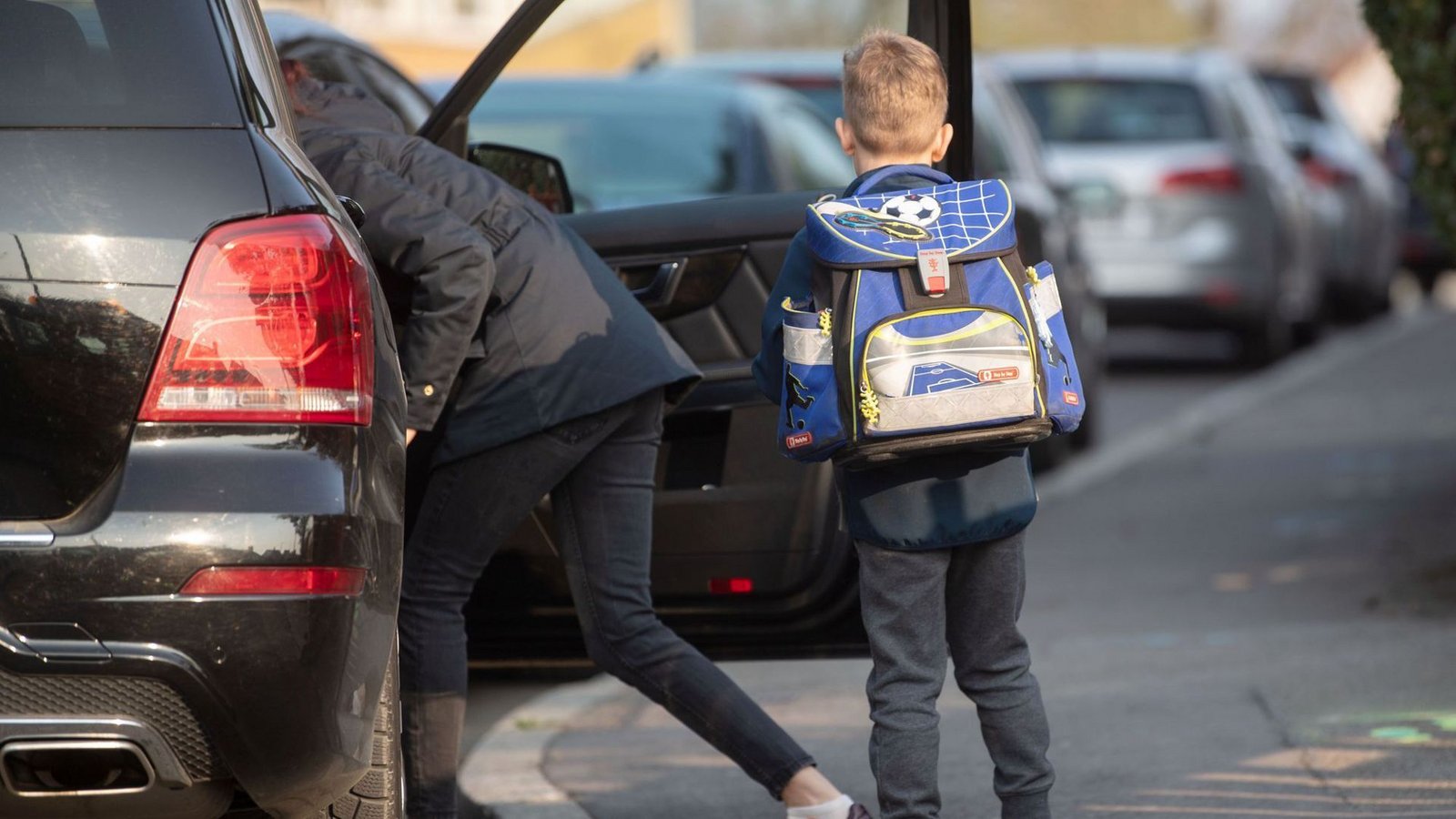 Schnell aus dem Auto – rein in die Schule. An deutschen Schulen ein manchmal problematischer Alltag.Foto: Marijan Murat/dpa/Marijan Murat