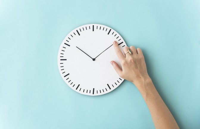 Erfahren Sie, bei welchen Uhrzeiten man von welcher Tageszeit spricht. Morgens, vormittags, mittags, nachmittags und abends erklärt.<span class='image-autor'>Foto: Rawpixel.com / Shutterstock.com</span>