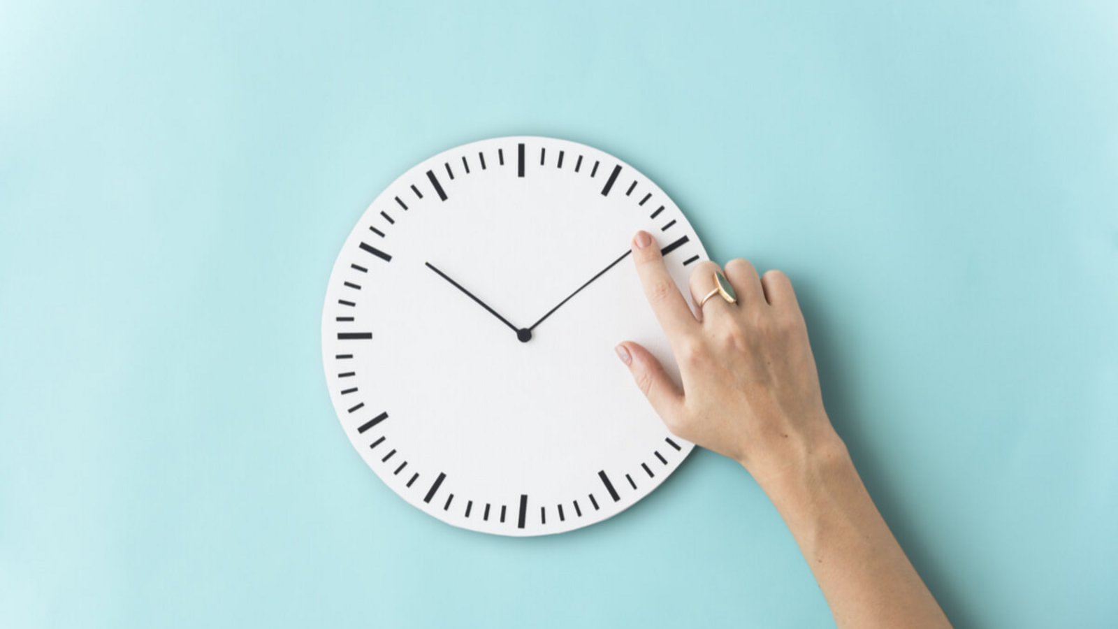 Erfahren Sie, bei welchen Uhrzeiten man von welcher Tageszeit spricht. Morgens, vormittags, mittags, nachmittags und abends erklärt.Foto: Rawpixel.com / Shutterstock.com