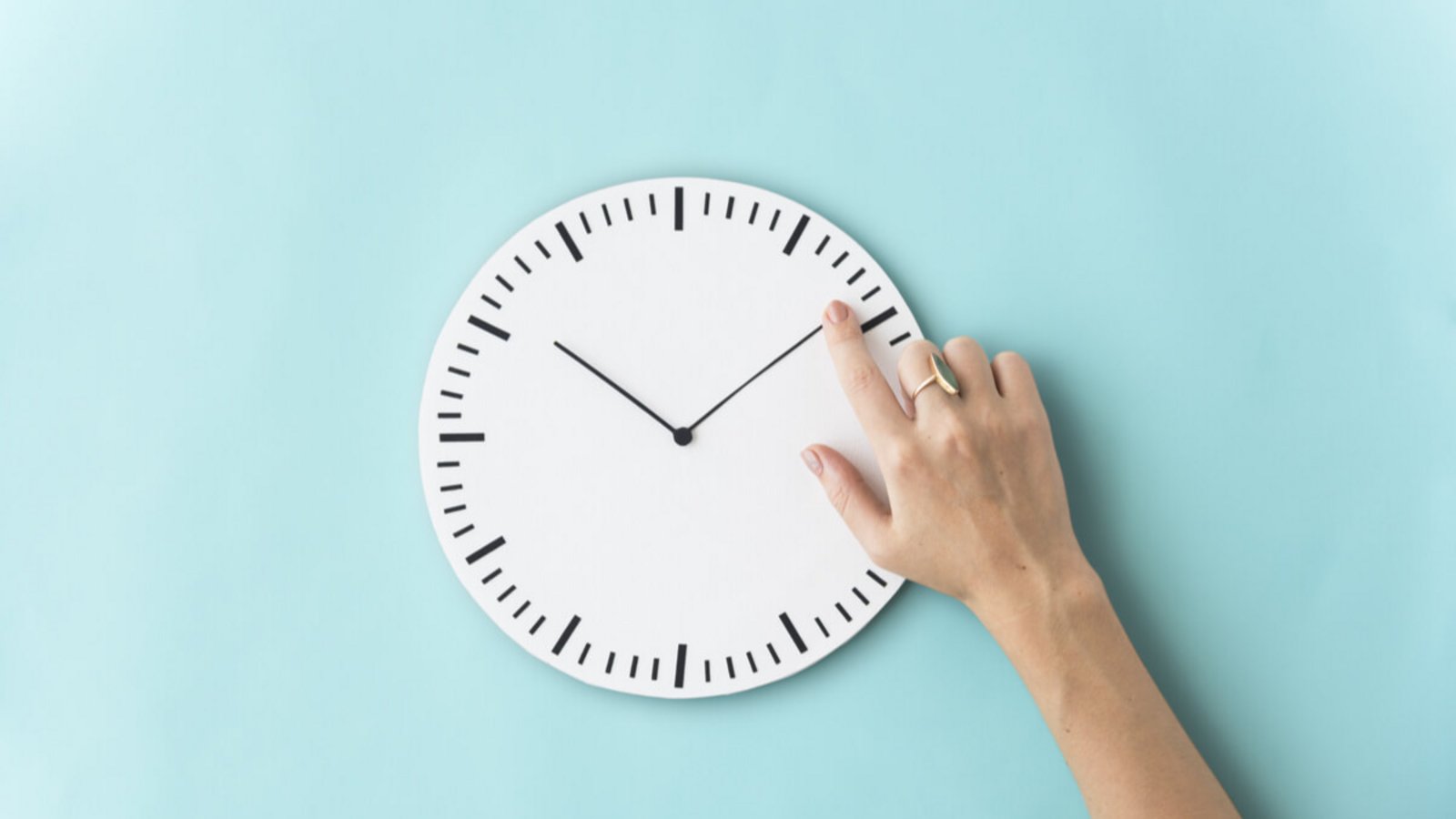 Erfahren Sie, bei welchen Uhrzeiten man von welcher Tageszeit spricht. Morgens, vormittags, mittags, nachmittags und abends erklärt.Foto: Rawpixel.com / Shutterstock.com Erfahren Sie, bei welchen Uhrzeiten man von welcher Tageszeit spricht. Morgens, vormittags, mittags, nachmittags und abends erklärt.Foto: Rawpixel.com / Shutterstock.com
