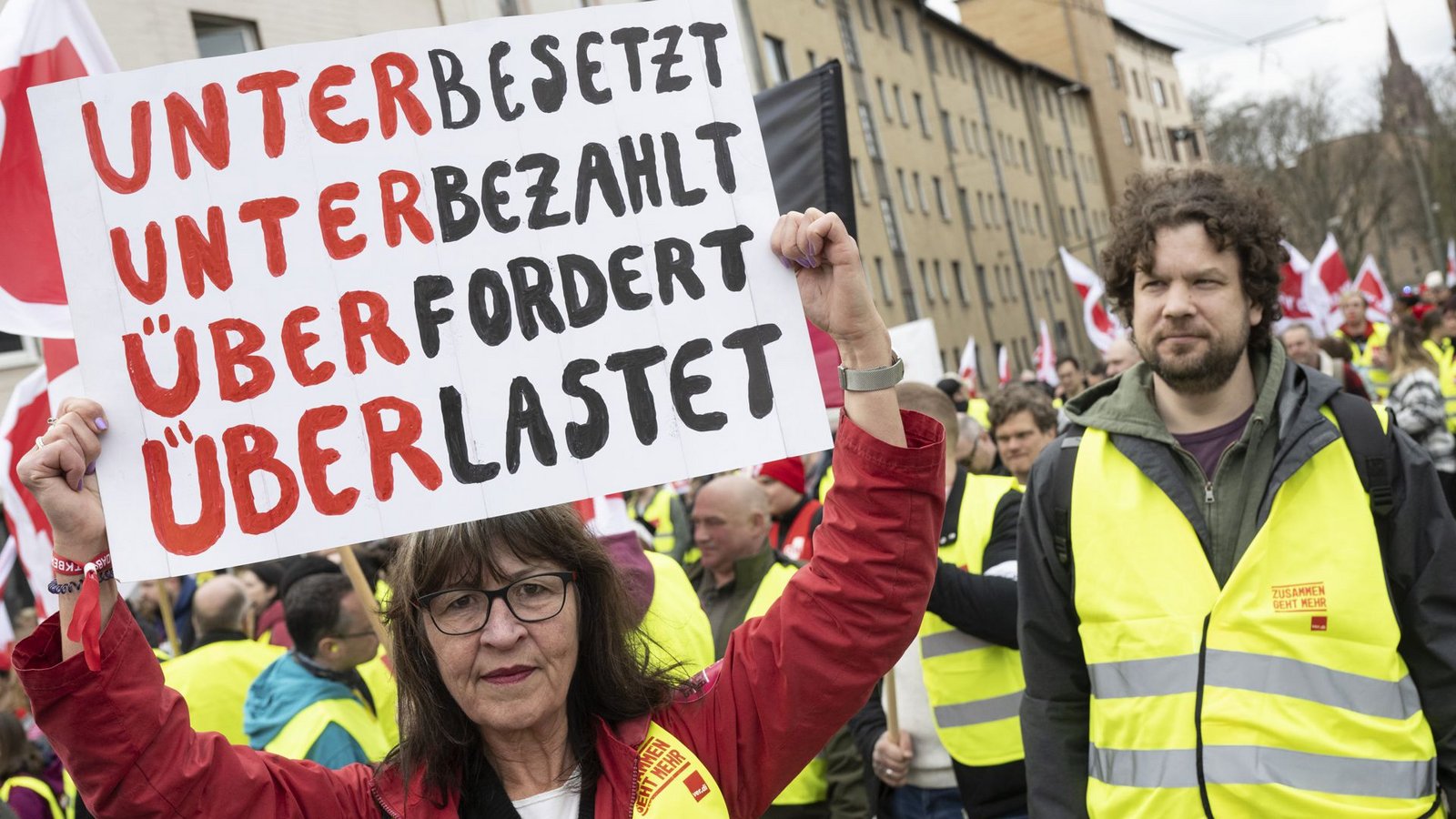 Die Stimmung unter den Beschäftigten im öffentlichen Dienst ist stark getrübt – daher gehen sie zu Tausenden auf die Straße.Foto: dpa/Boris Roessler
