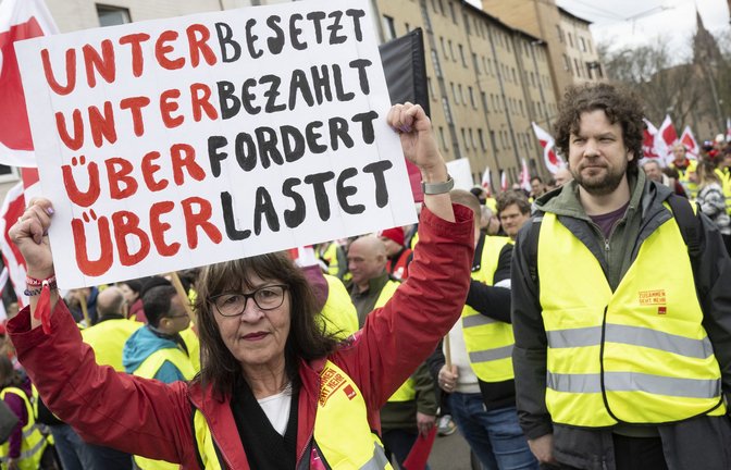Die Stimmung unter den Beschäftigten im öffentlichen Dienst ist stark getrübt – daher gehen sie zu Tausenden auf die Straße.<span class='image-autor'>Foto: dpa/Boris Roessler</span>