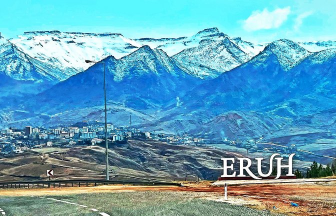 Auf 1125 Meter Höhe liegt Eruh zwischen  schneebedeckten Gipfeln der zerklüfteten Berglandschaft von Südostanatolien – ideales Gelände für die Kämpfer der PKK.<span class='image-autor'>Foto: Susanne Güsten</span>
