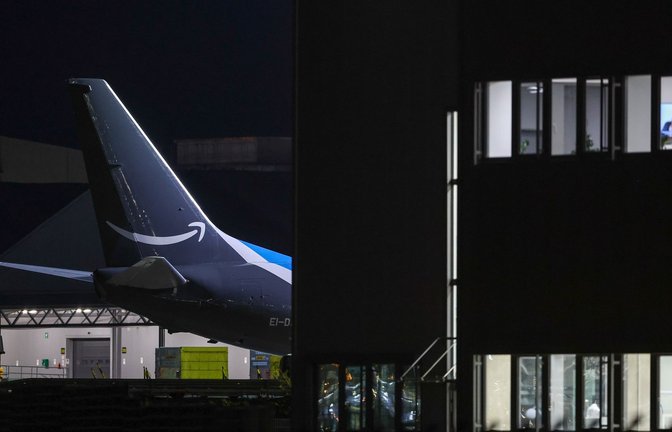 Ein Frachtflugzeug von Amazon Prime steht neben einem Bürogebäude auf dem Flughafen Leipzig-Halle.<span class='image-autor'>Foto: Jan Woitas/dpa</span>