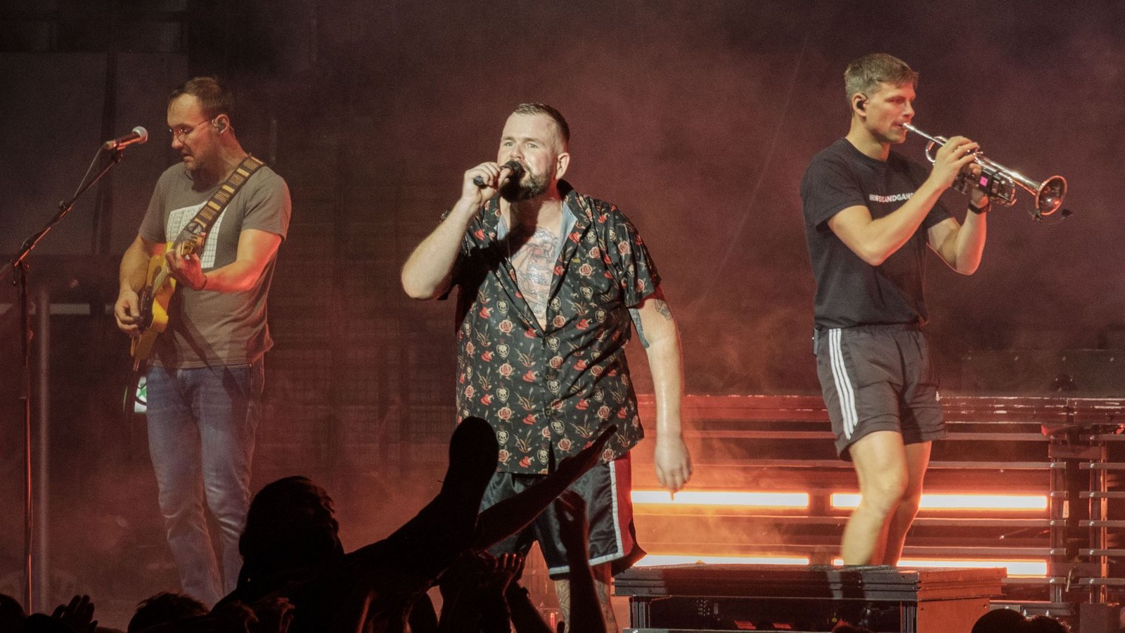 Besondere Verbindung zu den Fans in Stuttgart: Feine Sahne Fischfilet in der Porsche-ArenaFoto: Lichtgut/Philipp Malmann Besondere Verbindung zu den Fans in Stuttgart: Feine Sahne Fischfilet in der Porsche-ArenaFoto: Lichtgut/Philipp Malmann