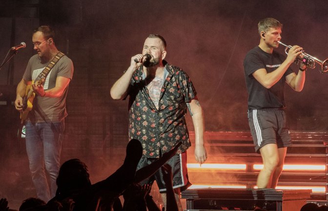 Besondere Verbindung zu den Fans in Stuttgart: Feine Sahne Fischfilet in der Porsche-Arena<span class='image-autor'>Foto: Lichtgut/Philipp Malmann</span>
