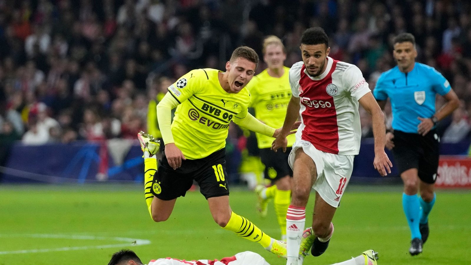 Amsterdams Noussair Mazraoui (r) soll zum FCB wechseln.Foto: Peter Dejong/AP/dpa