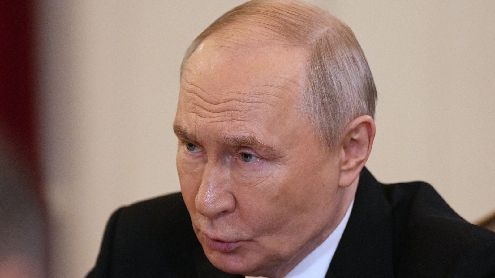 Der russische Präsident Wladimir Putin wird von Peter Sloterdijk als wesentlich gefährlicher eingeschätzt als Donald Trump (Archivbild).Foto: Dmitri Lovetsky/Pool AP/AP/dpa