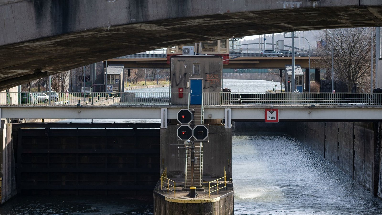 Für moderne Binnenschiffe zu kurz: die Schleuse an der Staustufe in Stuttgart Bad Cannstatt.Foto: dpa/Marijan Murat Für moderne Binnenschiffe zu kurz: die Schleuse an der Staustufe in Stuttgart Bad Cannstatt.Foto: dpa/Marijan Murat