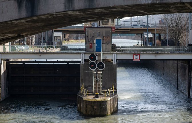 Für moderne Binnenschiffe zu kurz: die Schleuse an der  Staustufe in Stuttgart Bad Cannstatt.<span class='image-autor'>Foto: dpa/Marijan Murat</span>