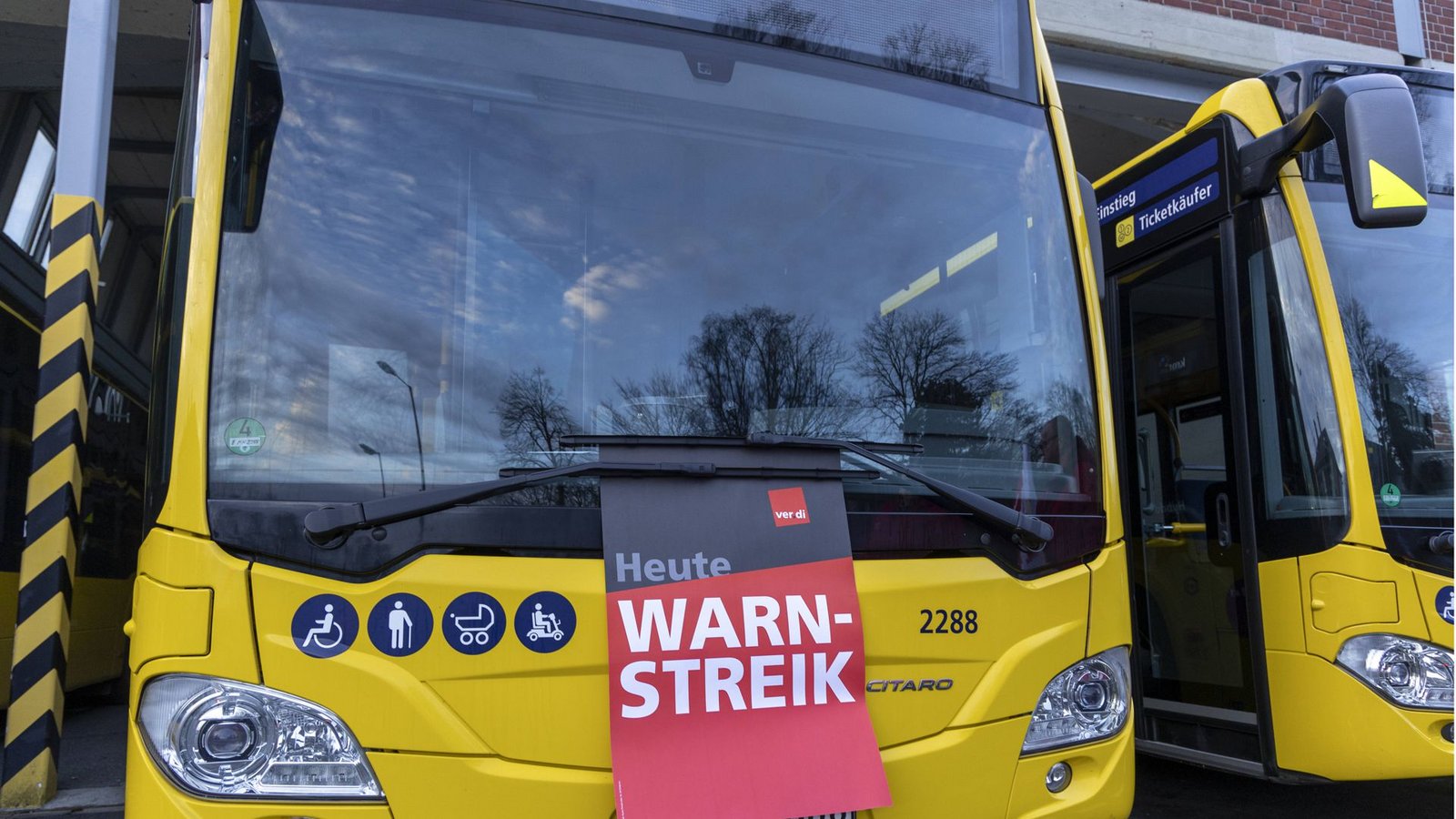 Die Busse und Bahnen im Land fahren wieder ungehindert durch einen Streik.Foto: IMAGO/Markus Matzel