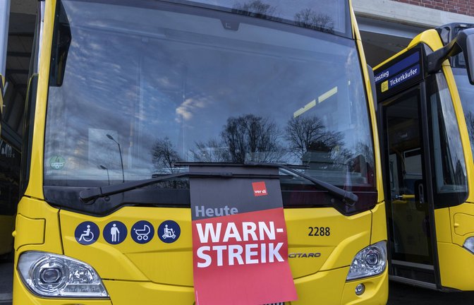 Die Busse und Bahnen im Land fahren wieder ungehindert durch einen Streik.<span class='image-autor'>Foto: IMAGO/Markus Matzel</span>