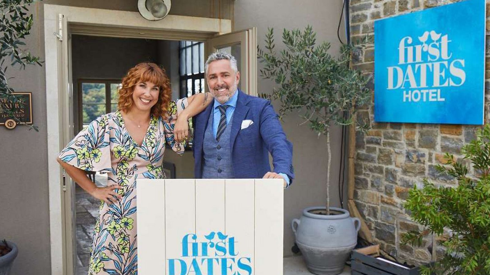 Die Gastgeber von „First Dates Hotel“ sind auch 2024 wieder Roland Trettl und Aline.Foto: RTL/Boris Breuer Die Gastgeber von „First Dates Hotel“ sind auch 2024 wieder Roland Trettl und Aline.Foto: RTL/Boris Breuer