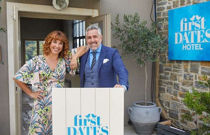 Die Gastgeber von „First Dates Hotel“ sind auch 2024 wieder Roland Trettl und Aline.<span class='image-autor'>Foto: RTL/Boris Breuer</span>