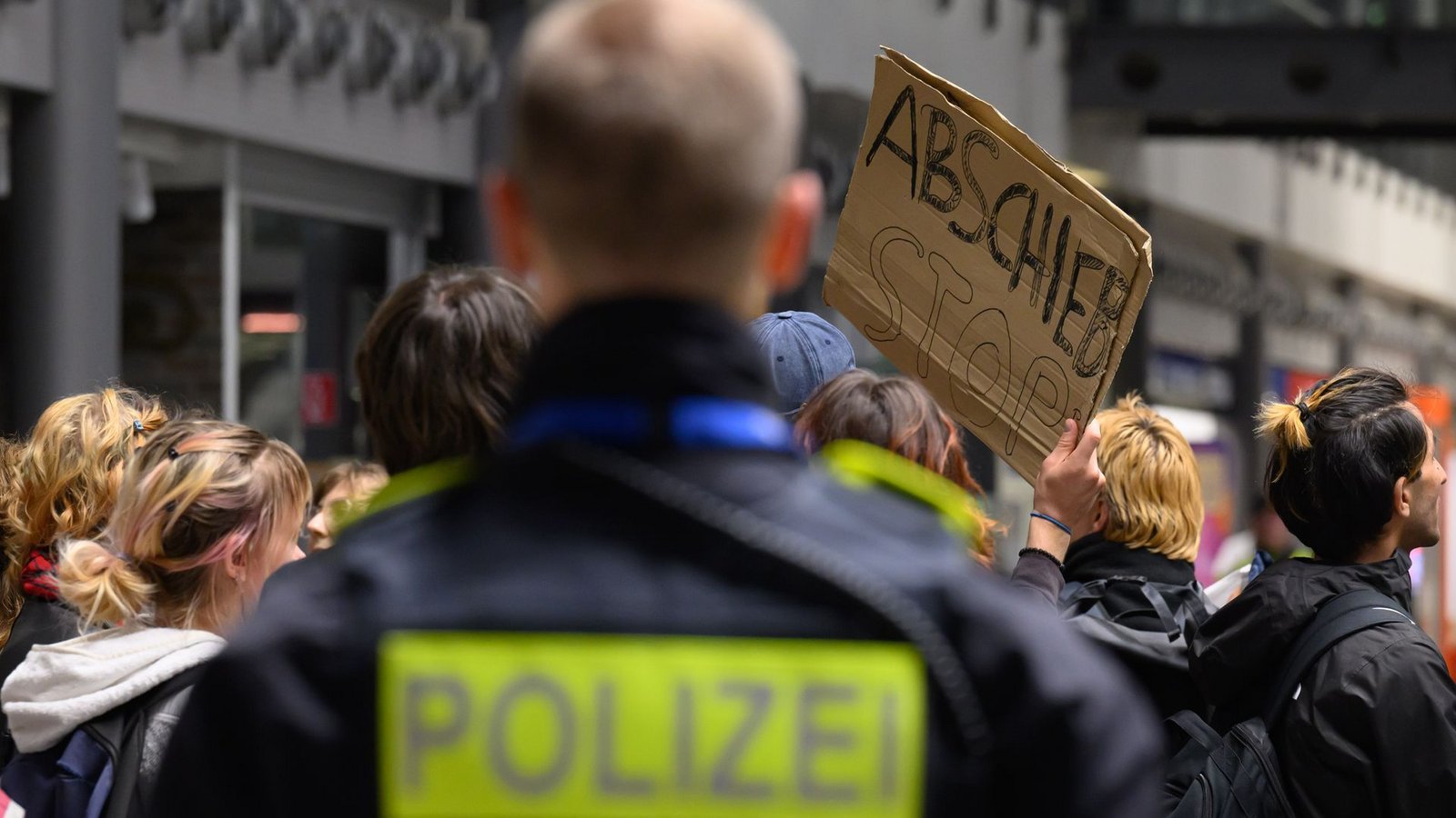 Mit einer Mahnwache protestierten Menschen am Flughafen Leipzig/Halle gegen den Abschiebeflug.Foto: Hendrik Schmidt/dpa