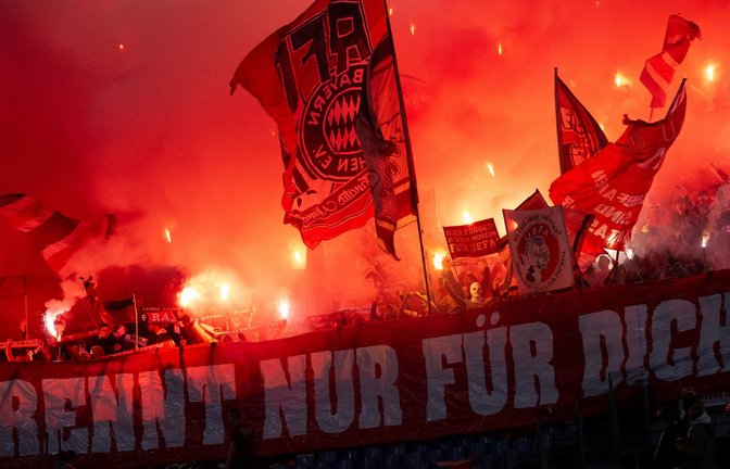 Bayern-Fans zündete in Rom Pyrotechnik.<span class='image-autor'>Foto: dpa/Sven Hoppe</span>