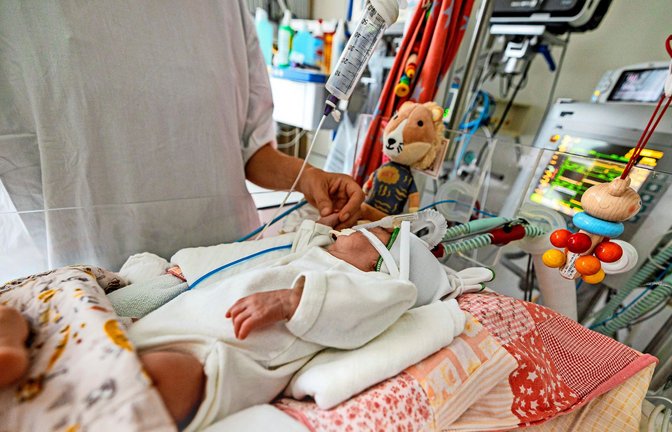 Die kleine Mia ist  viel zu früh ins Leben gestartet – ein winziges Bündel Mensch von 580  Gramm. Inzwischen hat sie das  Schlimmste überstanden.<span class='image-autor'>Foto: Klinikum Stuttgart/Tobias Grosser</span>