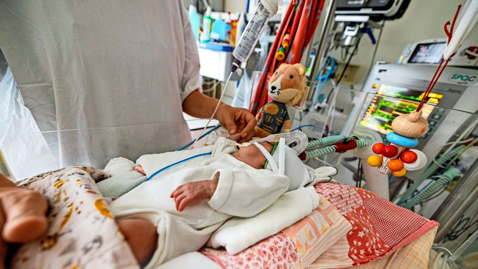Die kleine Mia ist viel zu früh ins Leben gestartet – ein winziges Bündel Mensch von 580 Gramm. Inzwischen hat sie das Schlimmste überstanden.Foto: Klinikum Stuttgart/Tobias Grosser Die kleine Mia ist viel zu früh ins Leben gestartet – ein winziges Bündel Mensch von 580 Gramm. Inzwischen hat sie das Schlimmste überstanden.Foto: Klinikum Stuttgart/Tobias Grosser