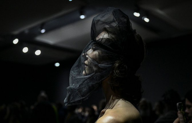 Ein Model präsentiert Mode der Designerin Esther Perbandt bei der Berlin Fashion Week.<span class='image-autor'>Foto: Jens Kalaene/dpa</span>