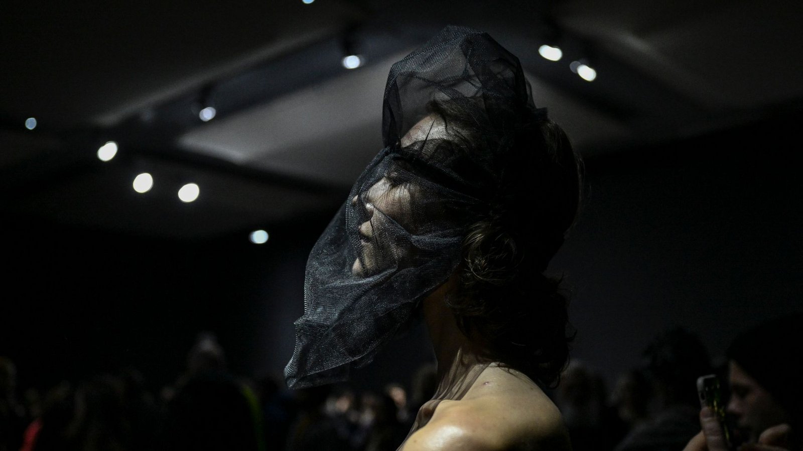 Ein Model präsentiert Mode der Designerin Esther Perbandt bei der Berlin Fashion Week.Foto: Jens Kalaene/dpa