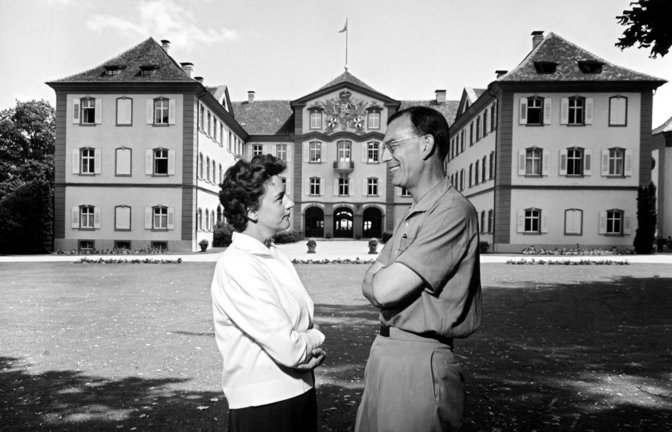 Er holte die Insel Mainau aus dem Dornröschenschlaf und machte sie zu dem Besuchermagneten, der sie heute ist: Graf Lennart Bernadotte mit seiner ersten Frau Karin.<span class='image-autor'>Foto: dpa</span>
