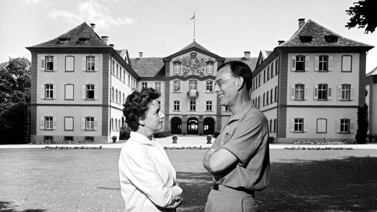 Er holte die Insel Mainau aus dem Dornröschenschlaf und machte sie zu dem Besuchermagneten, der sie heute ist: Graf Lennart Bernadotte mit seiner ersten Frau Karin.Foto: dpa Er holte die Insel Mainau aus dem Dornröschenschlaf und machte sie zu dem Besuchermagneten, der sie heute ist: Graf Lennart Bernadotte mit seiner ersten Frau Karin.Foto: dpa