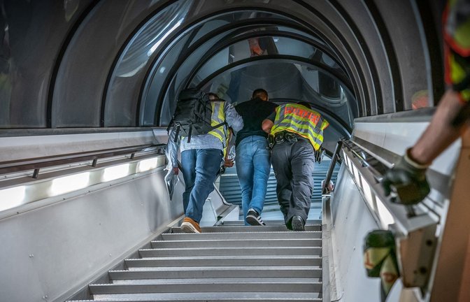 Sicherheitskräfte begleiten einen Flüchtling zu seinem Abschiebeflug.<span class='image-autor'>Foto: picture alliance/dpa/Michael Kappeler</span>