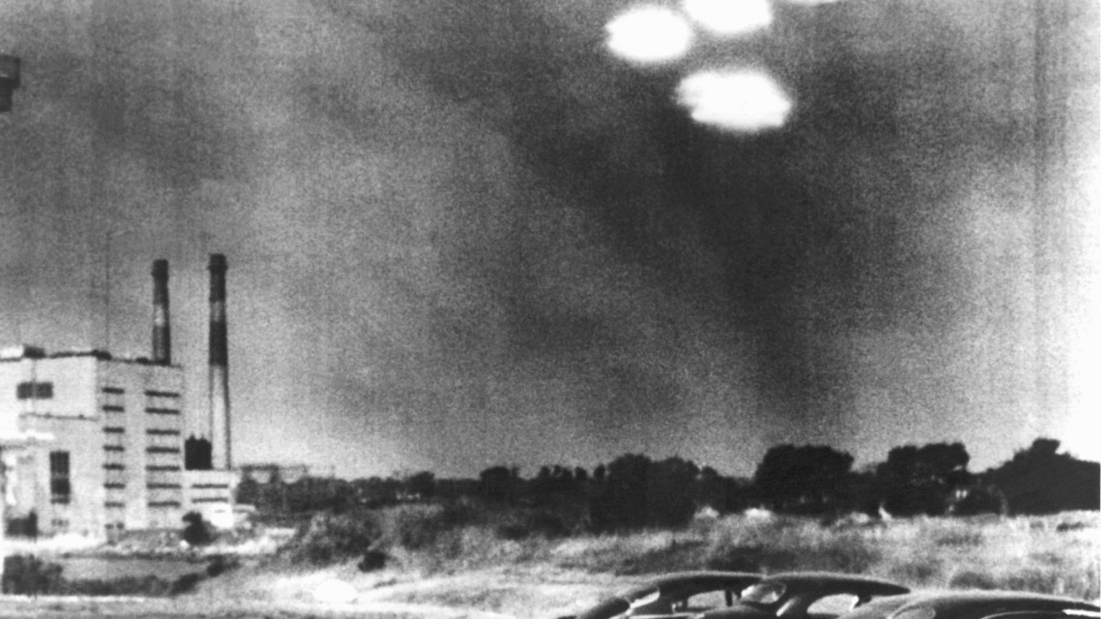 Vier in Formation fliegende „Objekte“ über der Stadt Salem im US-Bundesstaat Massachusetts wurden von einem Kameramann der amerikanischen Küstenwache am 16. Juli 1952 um 9 Uhr 35 vormittags beobachtet.Foto: DB/UPI/dpa